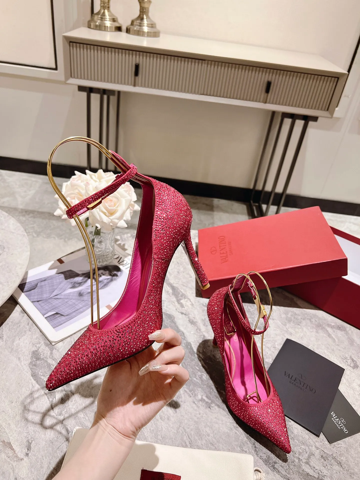 👟👟Ex-factory price 500👟👟 Genuine leather sole +40 Top version 𝑉𝐴𝐿𝐸𝑁𝑇𝐼𝑁𝑂 Valentino new spring and summer women's 6⃣️color "Czech Diamond💎" full diamond shoes The unique [V’s handcrafted diamond production] brings out a full sense of high-end, and the new season will live up to expectations! Worth buying★Absolutely high-grade❥Original method, Absolutely sensual❥Elegant style, creating a different feeling, simple and elegant style!  Code number: 35-41 (34-42 customized, non-returnable) Lining: Sheepskin lining Heel height: 10cm Leather outsole Rubber outsole